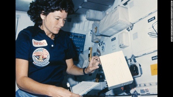 1. Sally Ride (1951 – 2012).  Nhà khoa học nữ Sally Kristen Ride gia nhập cơ quan NASA năm 1978. Năm 1983 cô trở thành người phụ nữ Mỹ đầu tiên và phụ nữ trẻ nhất cho đến nay bay vào không gian.